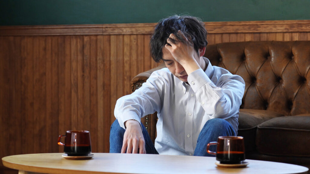 お金の悩みを抱える人のイメージ