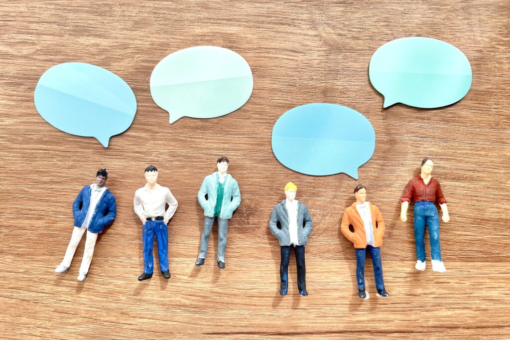 吹き出しと人の人形が並ぶ、口コミのイメージ