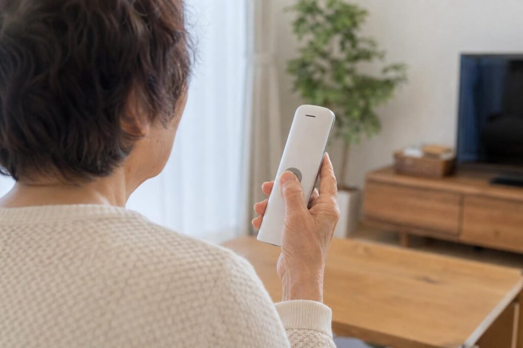 自宅で電話を受ける高齢者の手元