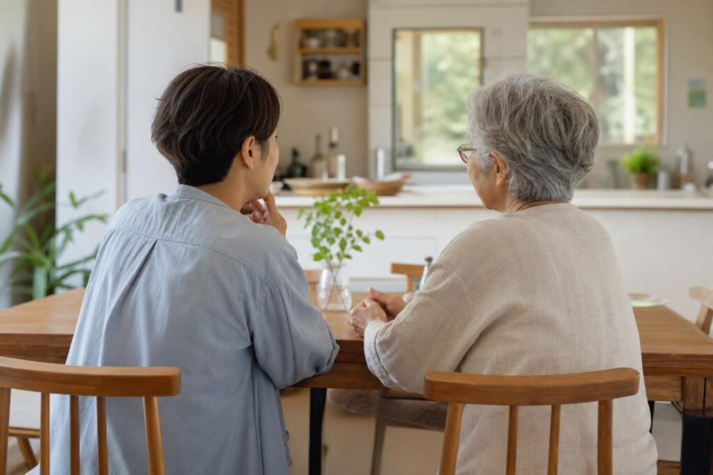 高齢の親と話し合う家族の様子