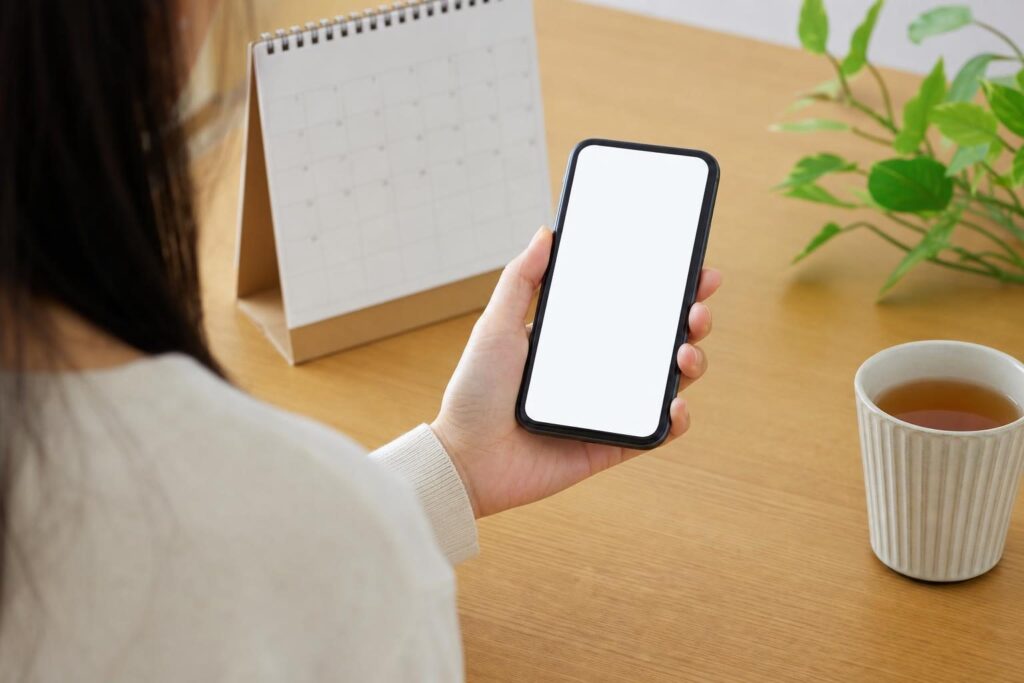 電話で相談窓口に連絡する手元