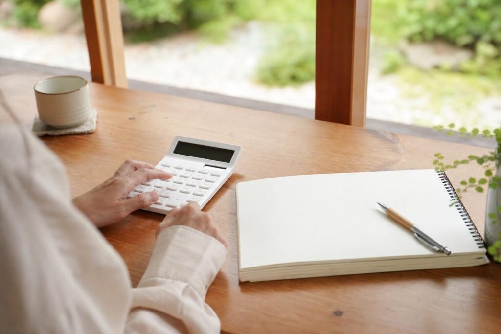 電卓で金額を計算する手元の様子