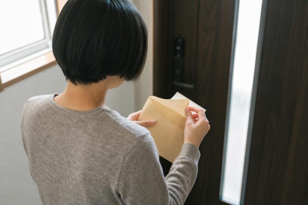 郵便物を開封する後ろ姿の様子