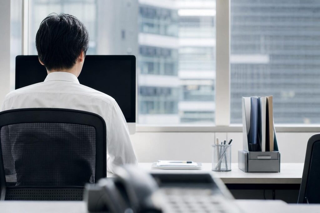 オフィスで後ろ姿の会社員