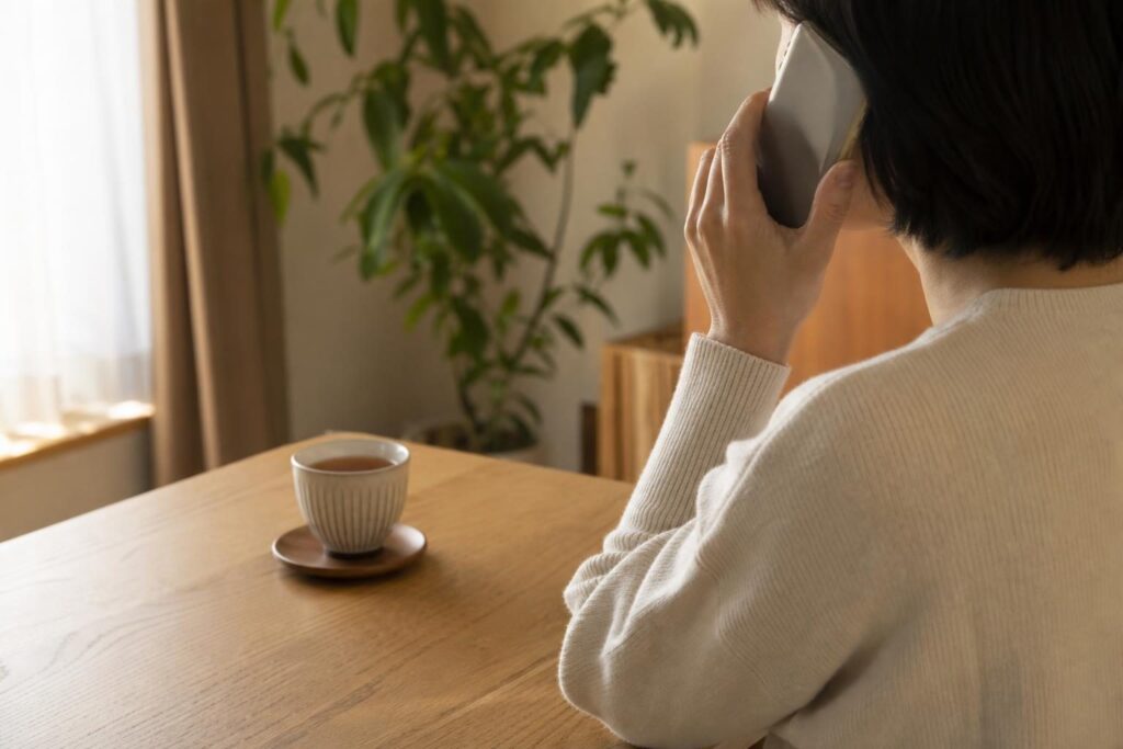 自宅で電話をかける手元