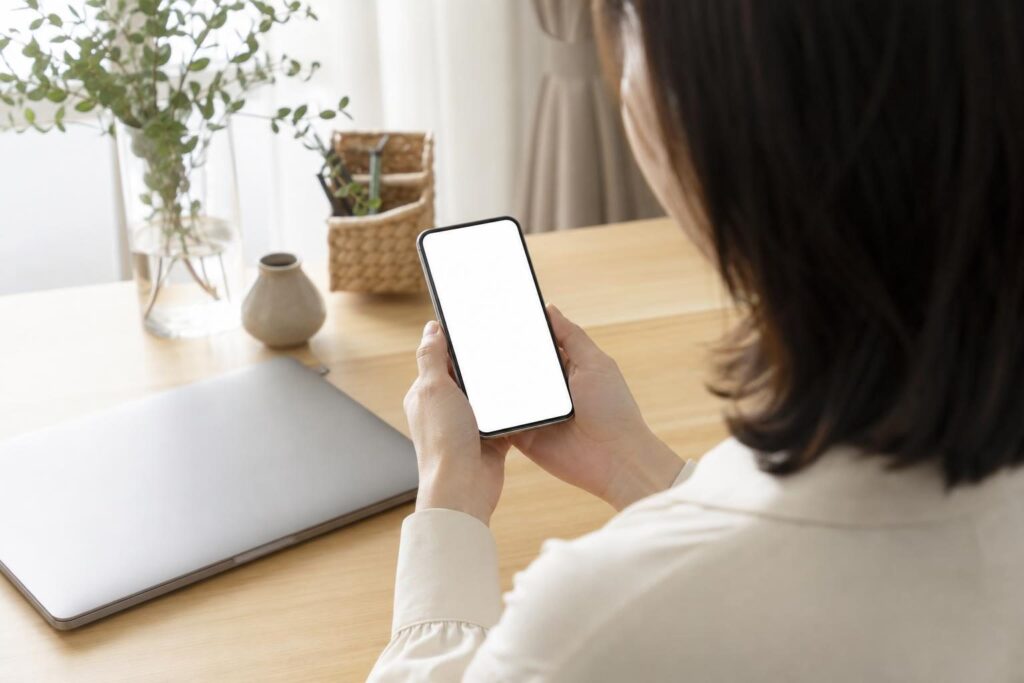 スマートフォンで開示請求の手続きをする手元のイメージ