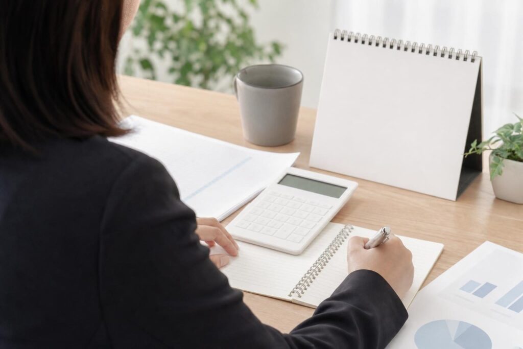 年末に家計の書類を整理する後ろ姿