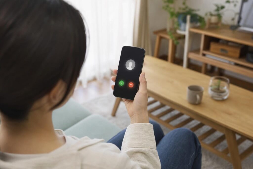スマートフォンに着信がある様子を手元から撮影した写真