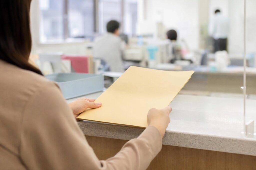 市区町村の窓口で書類を提出する手元