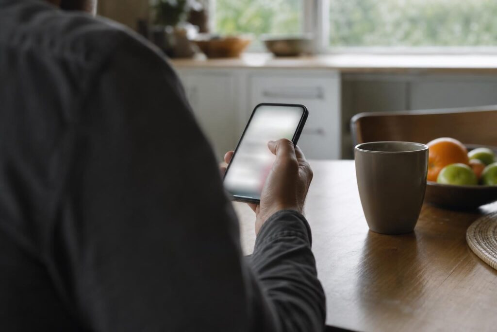 スマートフォンで連絡先を確認する手元