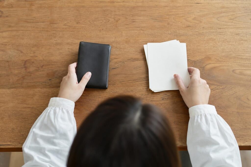 財布や書類を種類ごとに分けて並べる手元