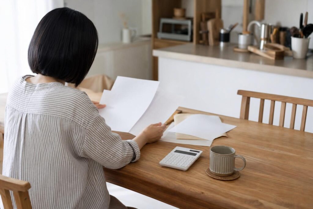家計の書類を確認しながら相談を検討する様子