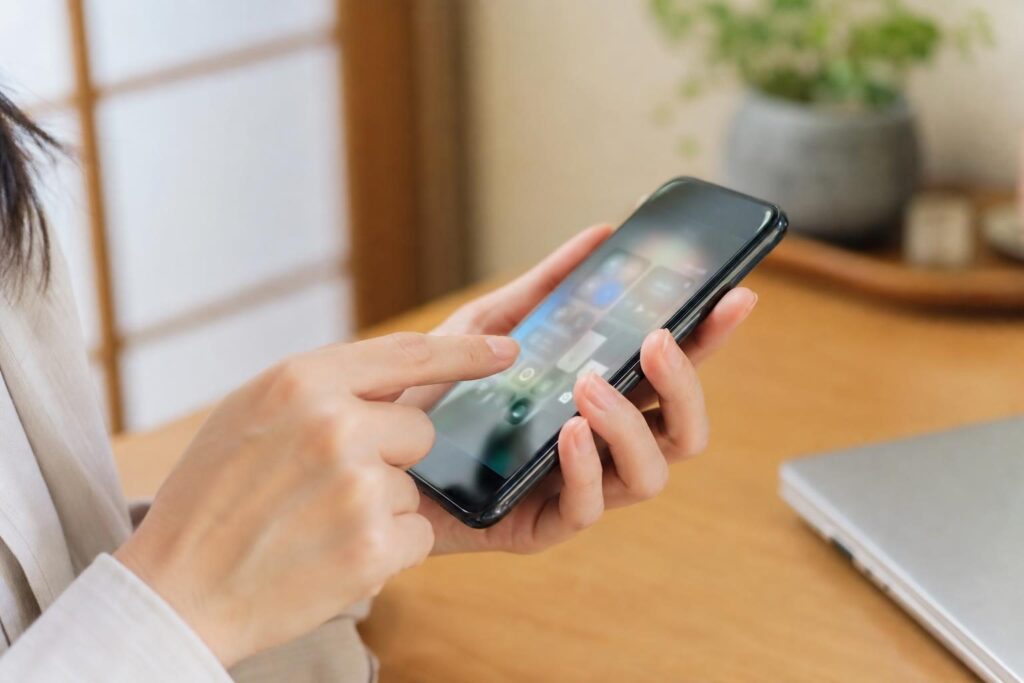 スマートフォンの設定画面を確認する手元