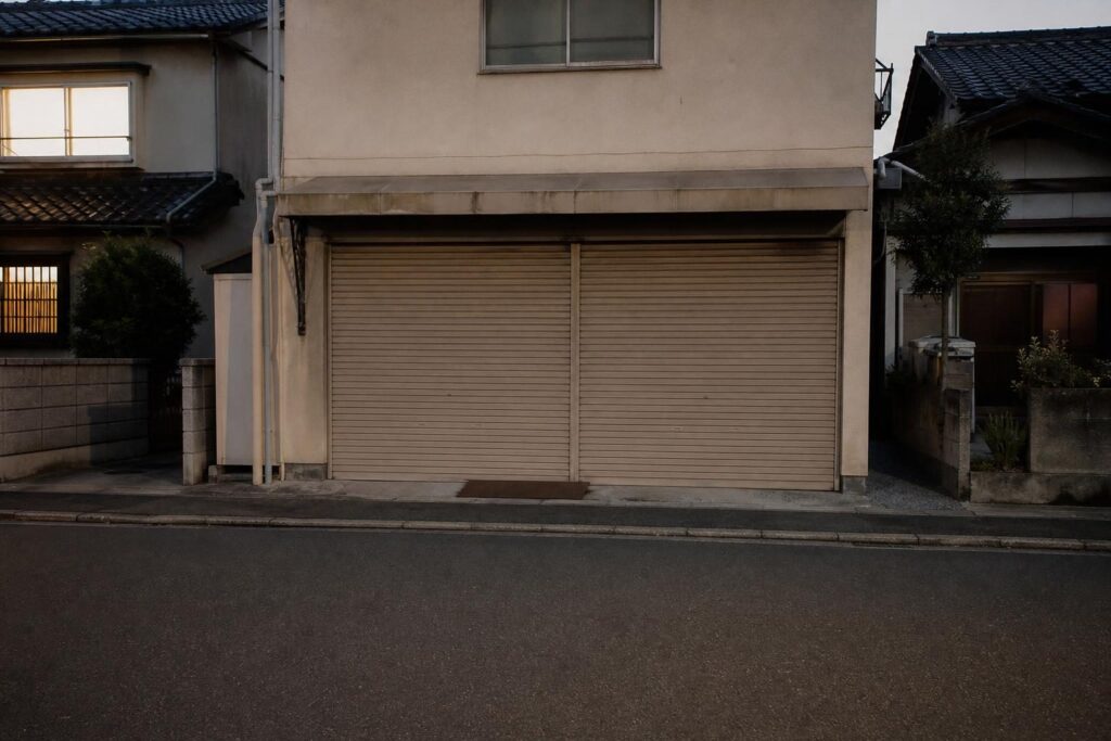 看板のない閉じたシャッターの店先