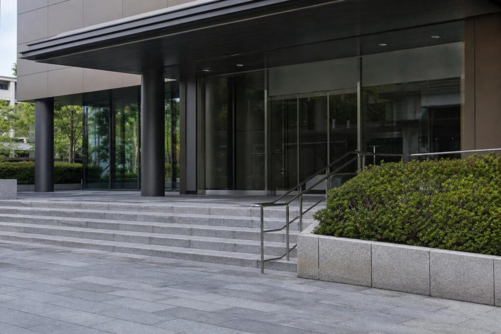 裁判所を思わせる落ち着いた建物の外観