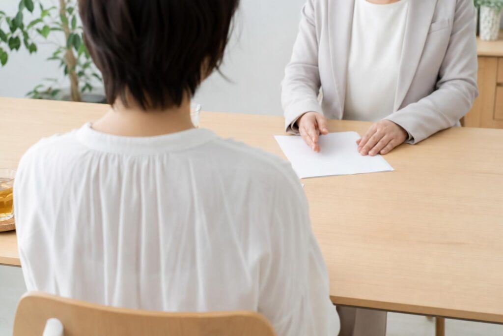 専門家に相談している様子を後ろから見た構図