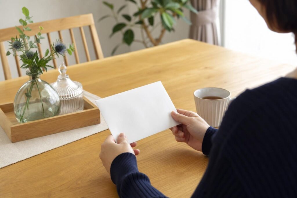 自宅で書類を確認する人の手元