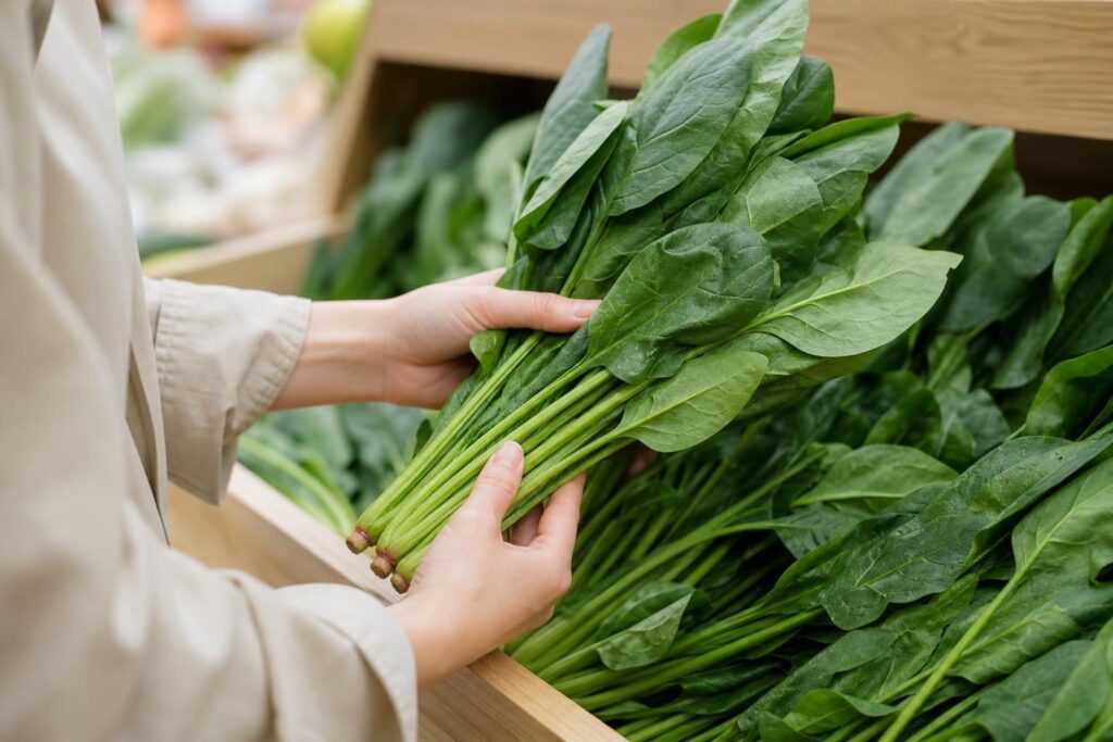 野菜を選ぶ手元