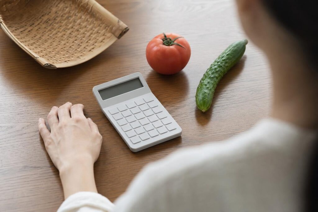 電卓と野菜が置かれたテーブル