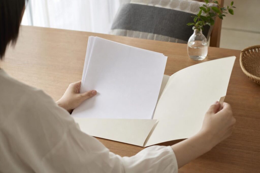 書類をファイルに整理する手元