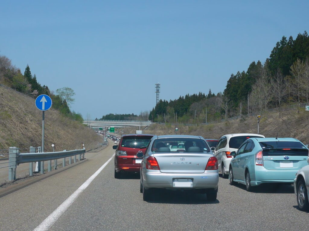 高速道路を走る車列(イメージ)