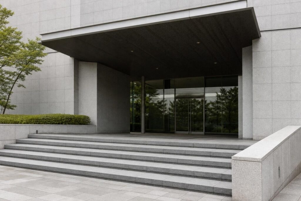 看板のない公共の建物の入り口