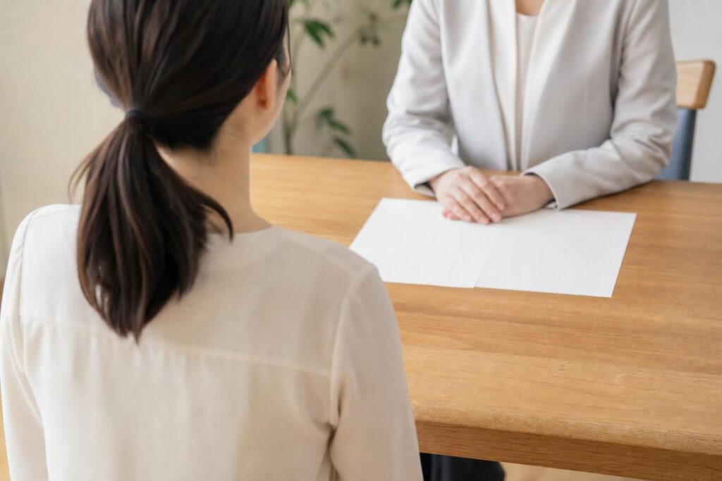 専門家に相談している様子を後ろから見た構図